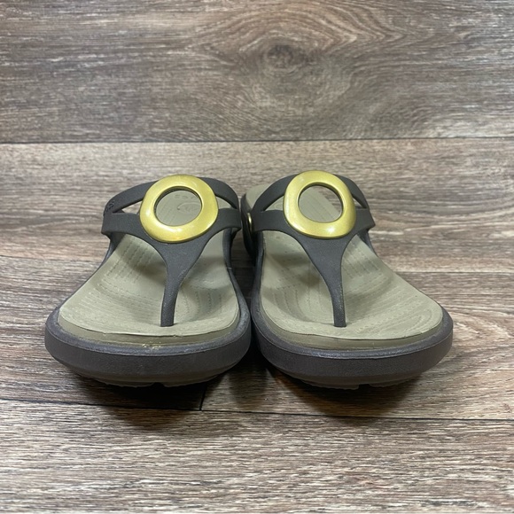 Crocs Sarah Brown Gold Metal block Women’s Wedge Sandals Flip Flops Size 6 Shoes - Picture 3 of 11